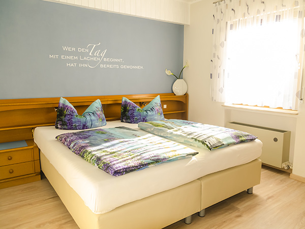 Ferienwohnung Mosel: Schlafzimmer mit Doppelbett
