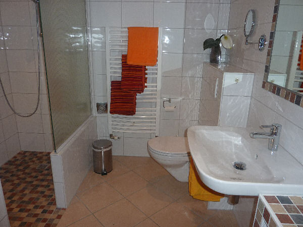 Ferienwohnung Mosel: Bad mit Dusche, WC und Waschbecken